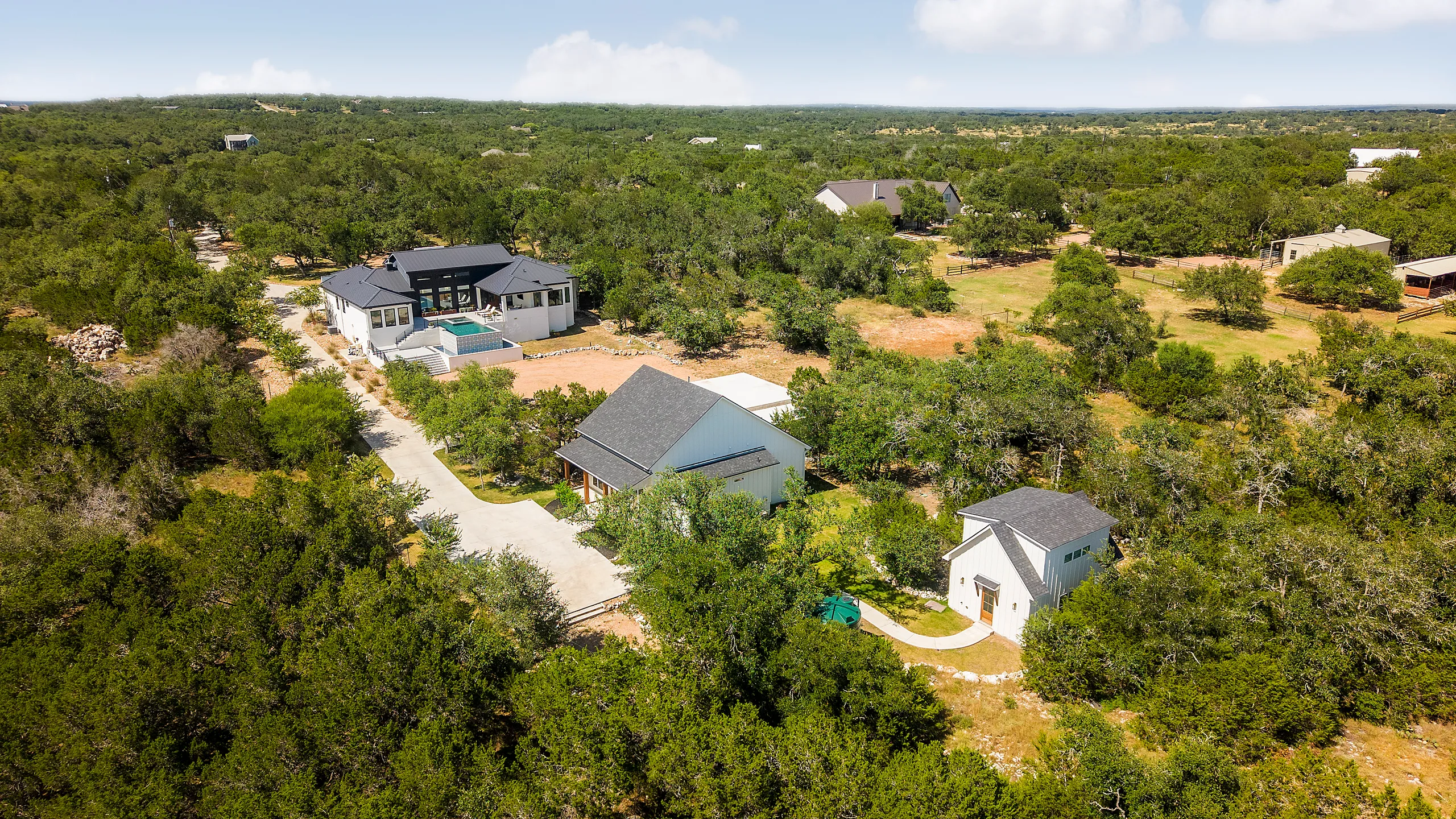 5 acres | Main House | 2 Bed Guest House | + Casita